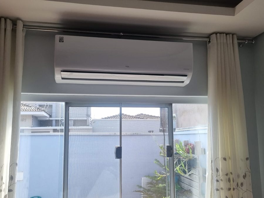 Ar-condicionado split TCL instalado em quarto