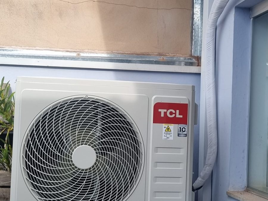 Condensadora TCL instalada com acabamento