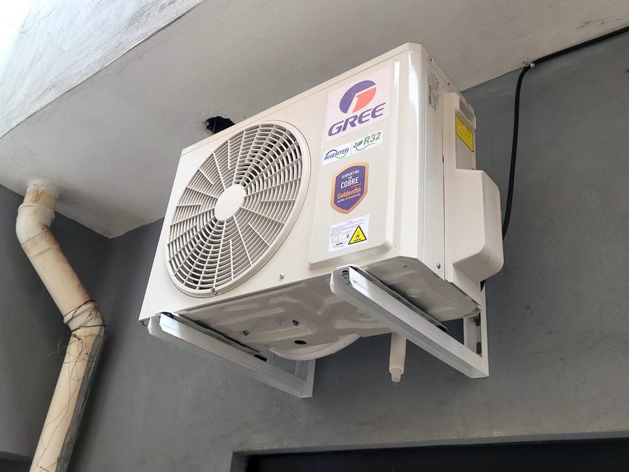 Condensadora Gree instalada em suporte de parede